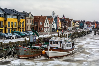 Malerisch bunter Hafen von Büsum mit Eisschollen