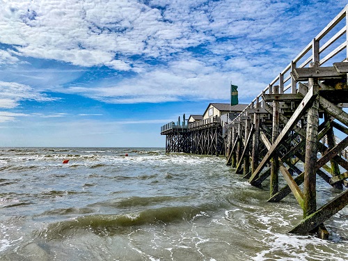 Pfahlbauten in St.-Peter-Ording im Meer bei Wind und Wetter