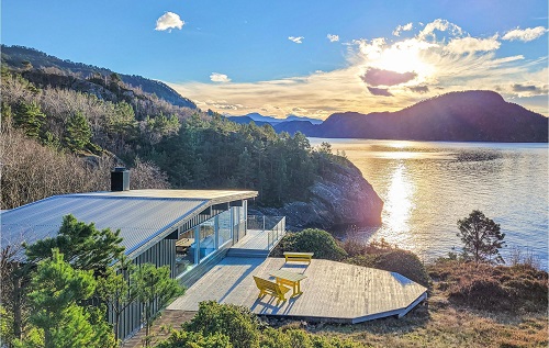 Romantische Sonnenuntergang hinter dem Haus am Meer