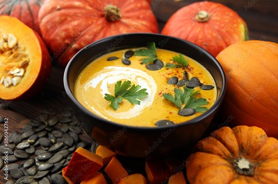 Schüssel mit Kürbissuppe