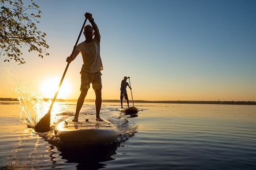 Stand up Paddler im Sonnenuntergang ©AdobeStock_211173914