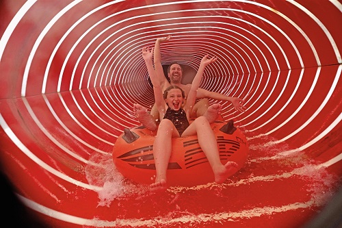 Wasserrtuschen Spaß durch Tunnel 