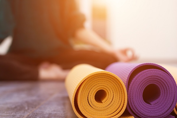 Zwei bunte Fitnessmattten zusammengerollt