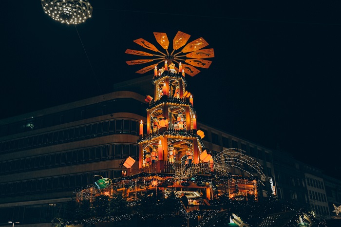 Weihnachtspyramide auf dem Weihnachtsmarkt in Hannover