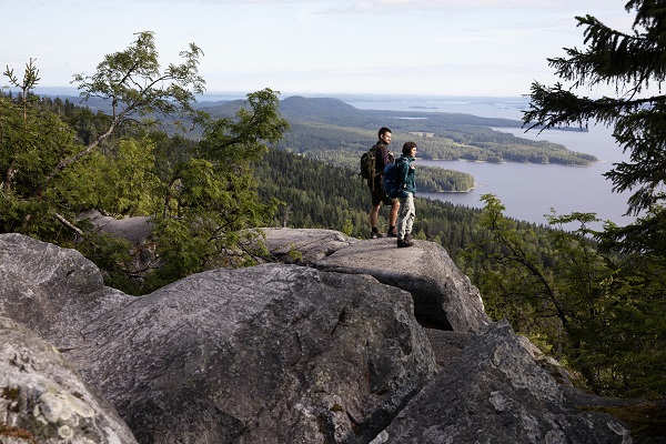 Ein Paar beim Wandern, das die Aussicht im Koli-Nationalpark genießt