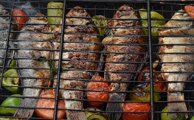 Ganze Doraden goldgelb auf dem Grill mit Gemüse ©Dr. Catch