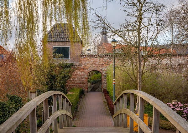 Brücke vor der historischen Stadtmauer in Hattem