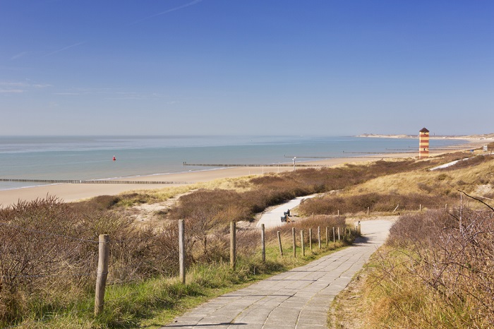 Radweg und Dünen bei Dishoek in Zeeland