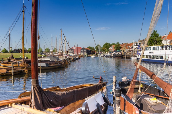 Traditionelle Holzsegler im Hafen von Elburg
