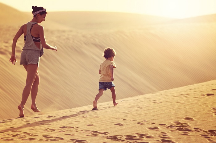 Mutter und Sohn in den Dünen von Maspalomas
