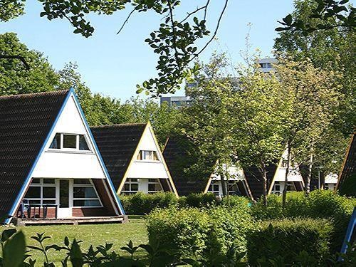 Typisches NurdachHäuser in der grünen Natur