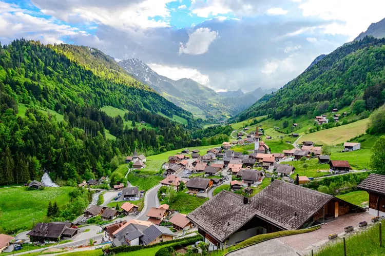 Alpen und grüne Felder, Kanton Freiburg