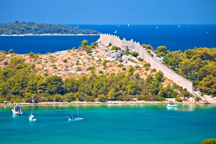 Alte Mauer von Ostrica in Gebrastica Bucht