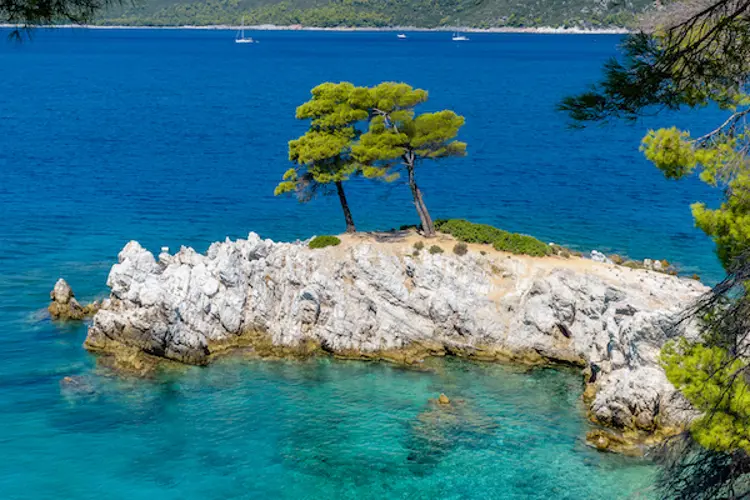 Blick auf das aus Mamma Mia bekannte Amarantos Kap auf Skopelos