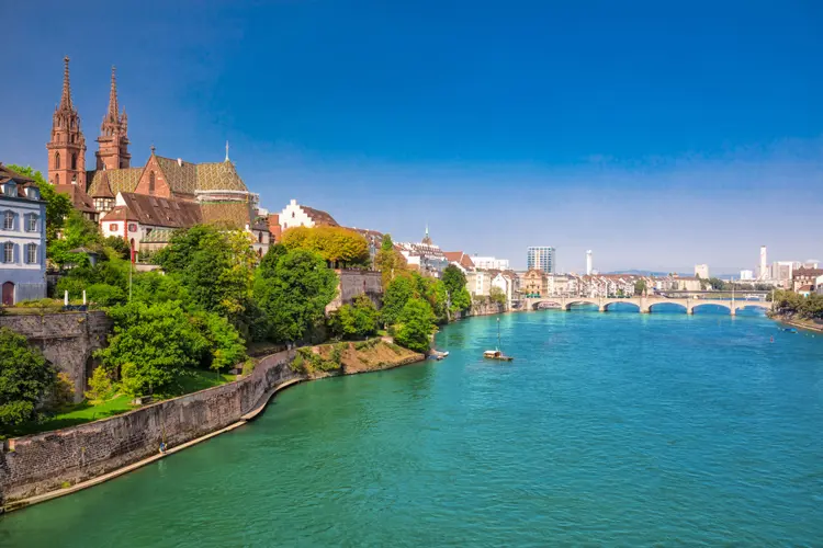 Die Altstadt von Basel mit dem Münster und dem Rhein