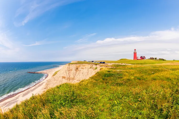 Blick auf den Leuchtturm Bovbjerg und die Küste in Lemvig, Dänemark