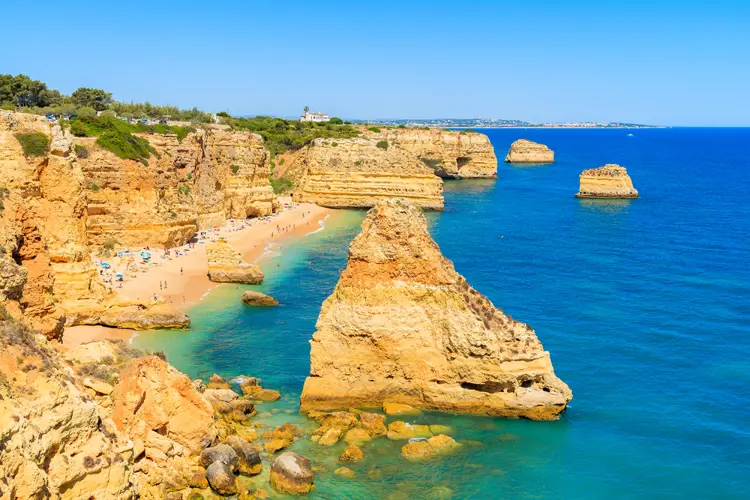 Blick auf den Marinha-Strand