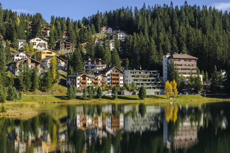 Blick auf die Stadt Arosa vom Obersee