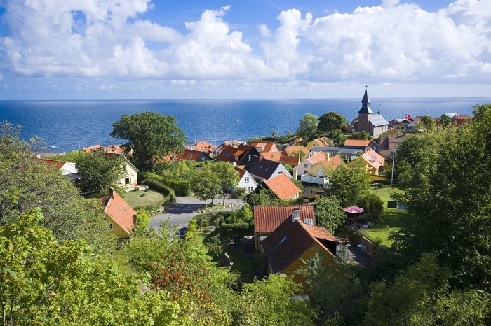 Blick auf die kleine Stadt Gudhjem