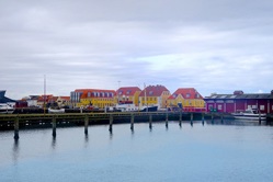 Blick vom Hafen auf das Zentrum von Thyborön in Dänemark