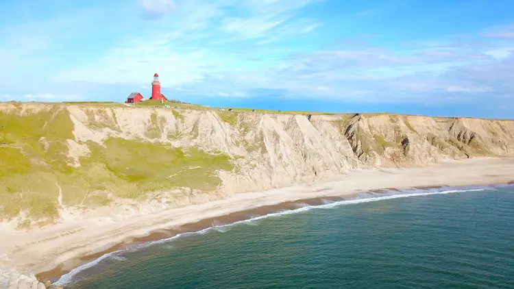 Blick vom Meer auf den berühmten Leuchtturm Bovbjerg Fyr am Abend in Jütland, Dänemark