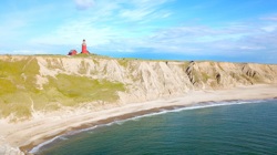 Blick vom Meer auf den berühmten Leuchtturm Bovbjerg Fyr am Abend in Jütland