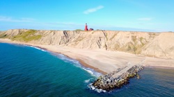 Blick vom Meer auf den berühmten Leuchtturm Bovbjerg Fyr in Jütland, Dänemark