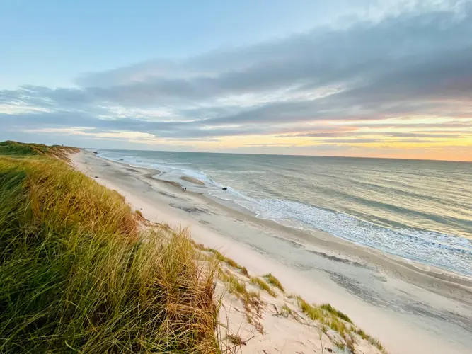 Dänische Nordseeküste, menschenleerer Strand in den Abendstunden