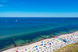 Drohnenshot auf den Strand von Kuehlungsborn