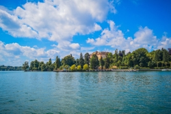 Ein schöner Blick auf den Bodensee mit der Insel Mainau im Hintergrund an einem sonnigen Tag, Deutschland