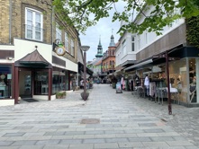 Fußgängerzone mit Geschäften im Stadtzentrum von Lemvig mit Blick auf den Kirchturm, Jütland, Dänemark