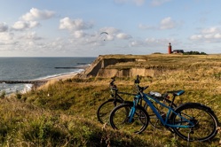 Gleitschirmfliegen entlang der Klippen von Bovbjerg, Dänemark