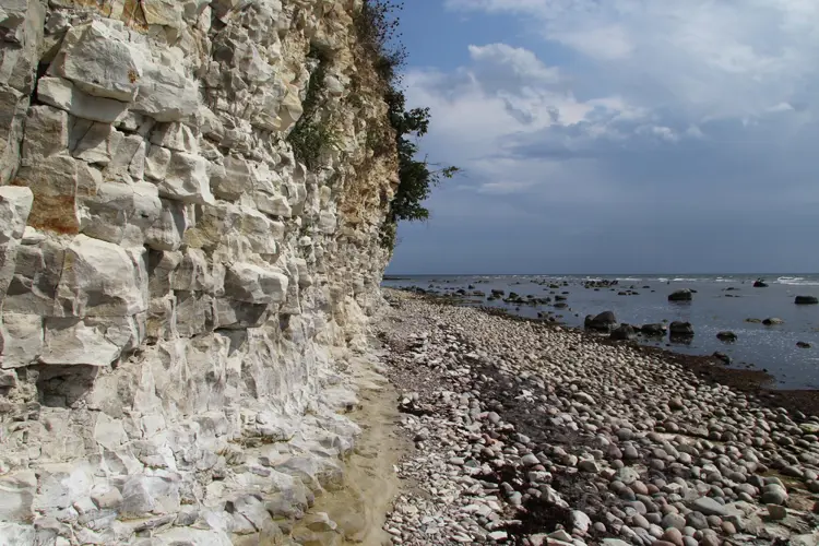 Weiße Kalksteinfelsenküste mit Blick auf den Steinpreis in Arnager auf Bornholm