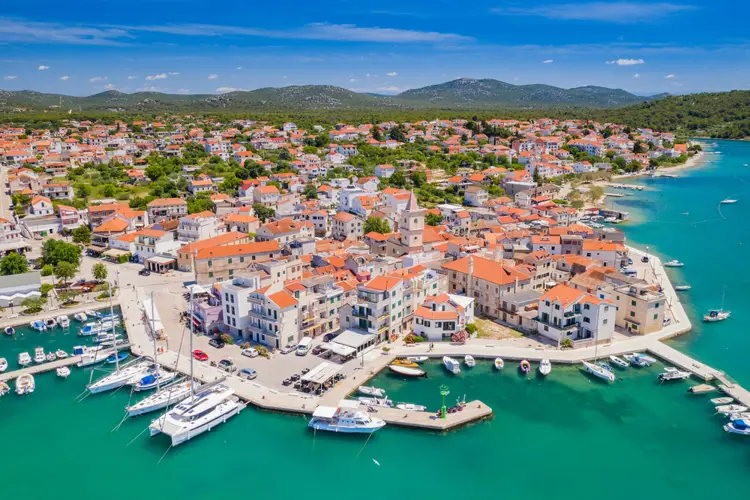 Küstenstadt Pirovac, Kroatien