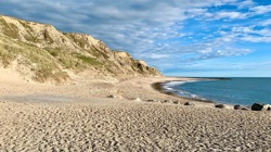 Klippen und Strand an der Bovbjerg-Küste bei Ferring in Dänemark an einem sonnigen Tag
