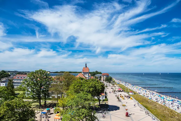 Drohnenshot auf Kuehlungsborn mit Promenade und Strand