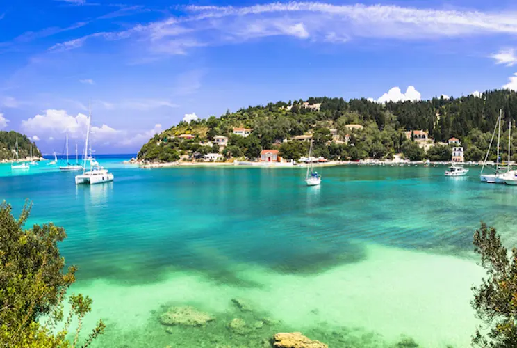 Blick auf das türkisblaue Meer in der Lakka Bucht auf Paxos