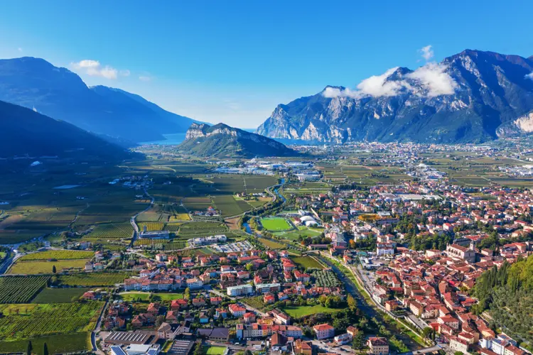 Luftaufnahme der Stadt Arco in Italien