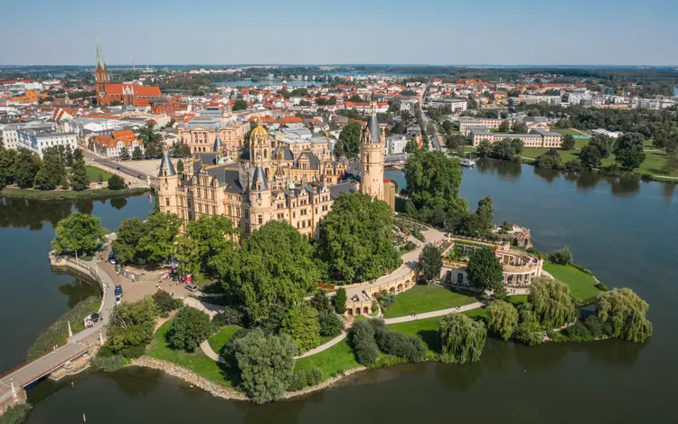 Luftaufnahme des Schweriner Schlosses mit der Stadt und der Kirche im Hintergrund