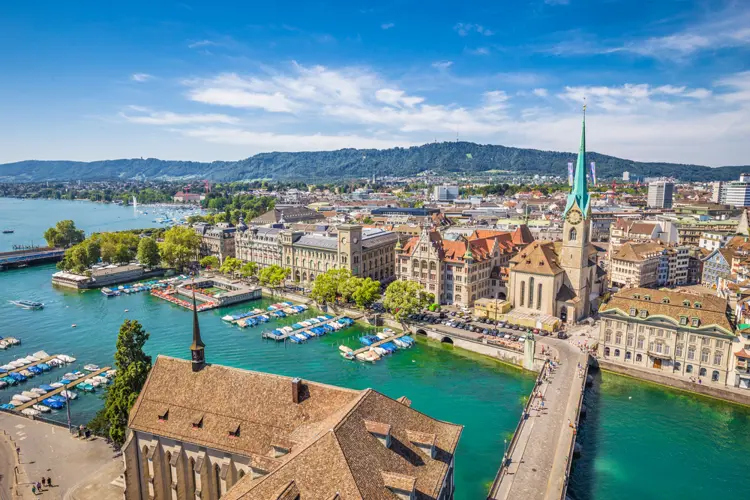 Luftaufnahme von Zürich mit dem Fluss Limmat, Schweiz