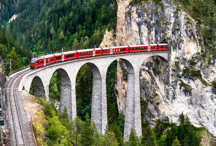 Ein Personenzug beim Überqueren des Landwasserviadukts in Graubünden, Schweiz