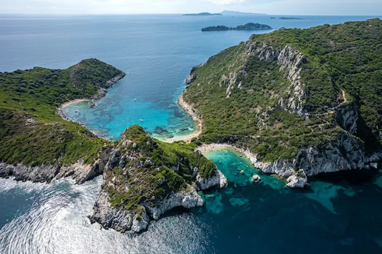 Drohnenshot mit Blick auf Porto Timoni auf Korfu
