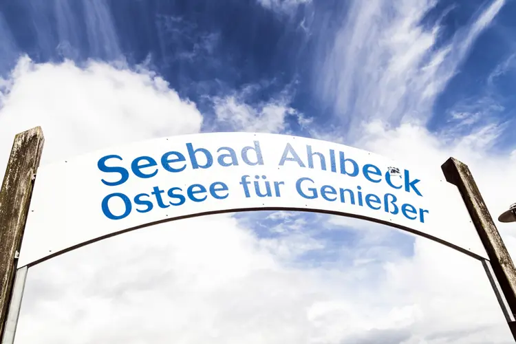 Schild Seebad Ahlbeck an der Seebrücke