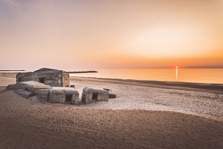 Sonnenuntergang am Atlantik Wall der Nordsee bei Thyborön in Dänemark