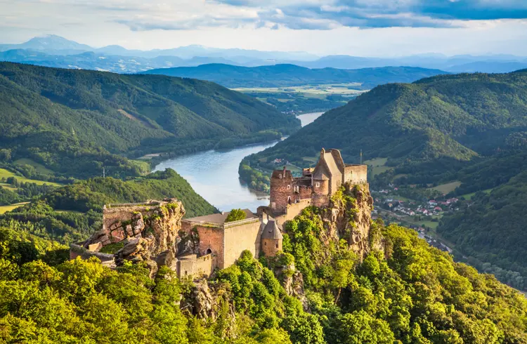 Schöne Landschaft mit der Burgruine Aggstein und der Donau bei Sonnenuntergang in der Wachau, Niederösterreich