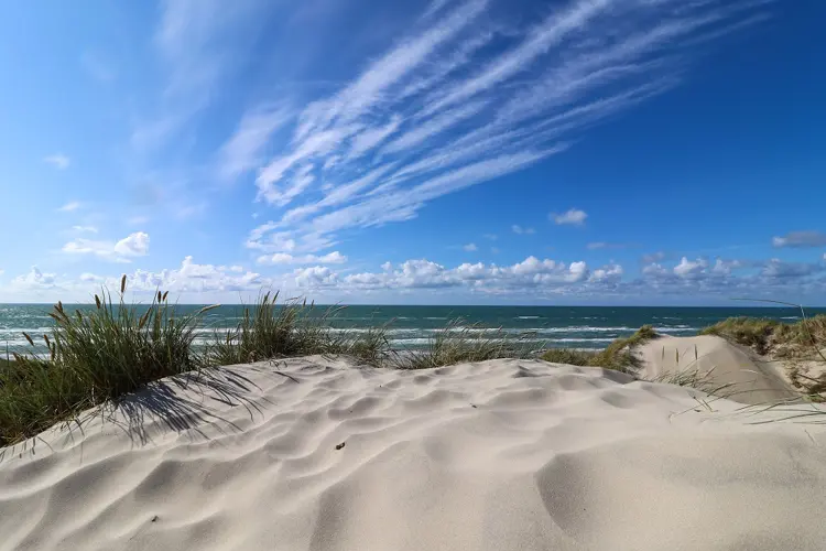 Wunderschöne Aussicht auf den Strand und die Nordsee von den hohen Dünen