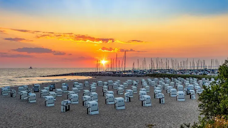 Strandkörbe im Sonnenuntergang an der Ostsee in Mecklenburg-Vorpommern