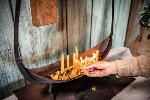 In der kleinen Holzkirche im Bork Vikingehavn werden Kerzen entzündet