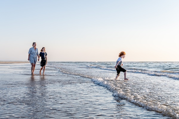 Mutter und Kinder am Strand in Nordjütland 