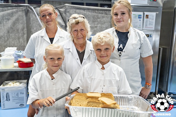 Freiwillige Familien helfen beim Dana Cup